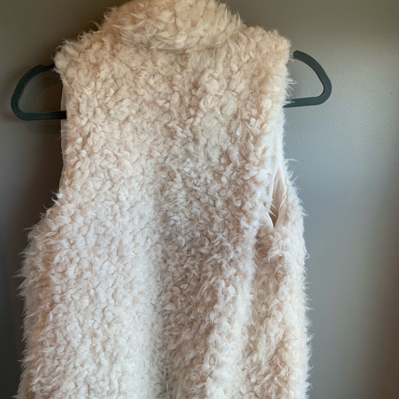 Fuzzy Vest Jacket 🌹 - Picture 4 of 4